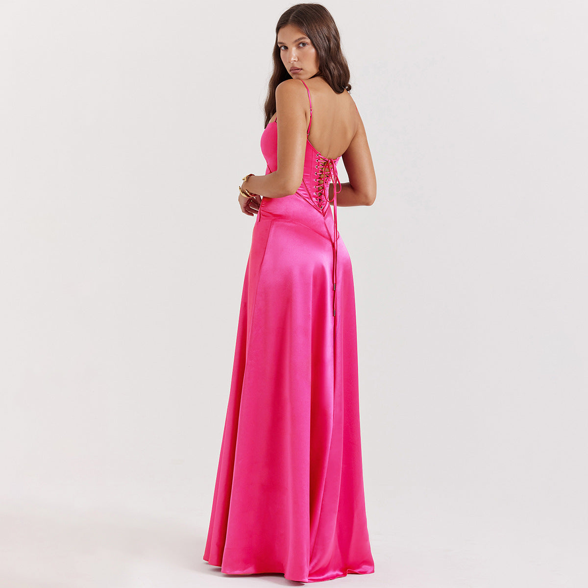Elegancka satynowa sukienka maxi z wiązaniem na plecach