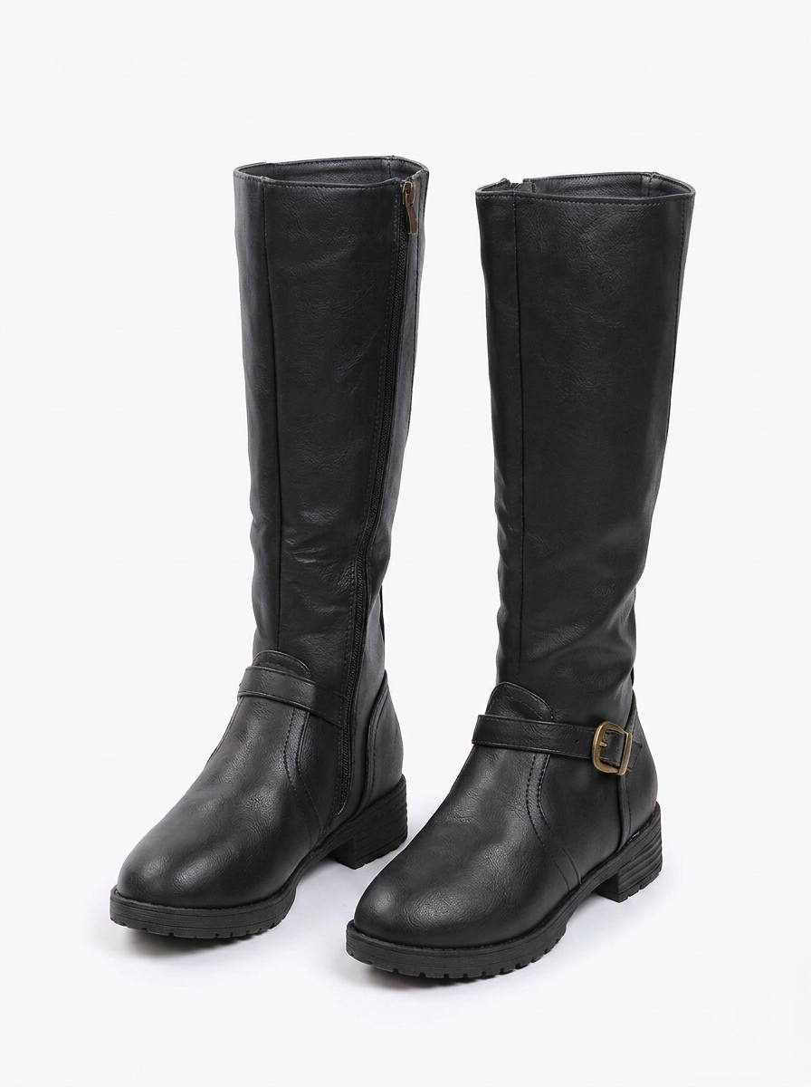 Wysokie kozaki damskie z ozdobną klamrą