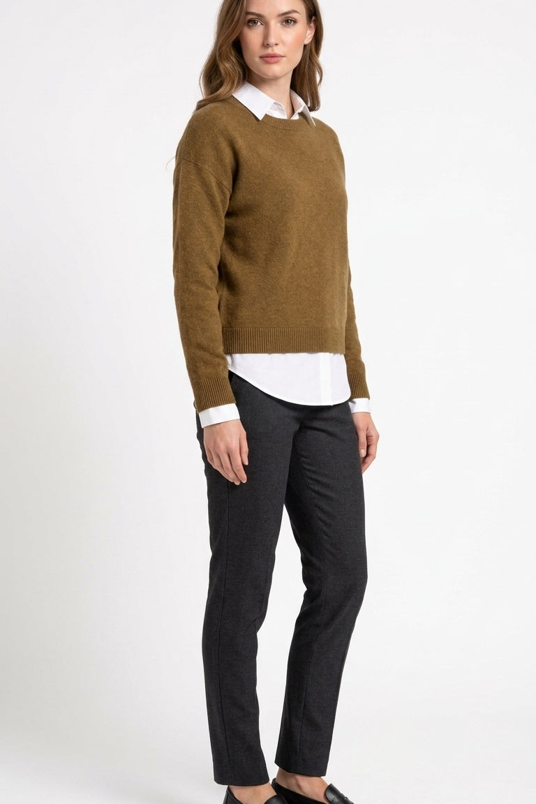 Damski sweter wełniany o eleganckim kroju i minimalistycznym wykończeniu