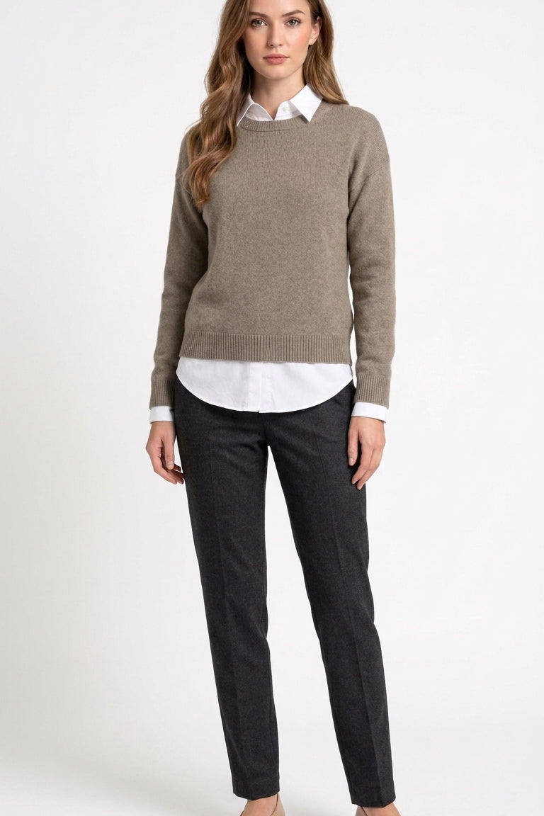 Damski sweter wełniany o eleganckim kroju i minimalistycznym wykończeniu