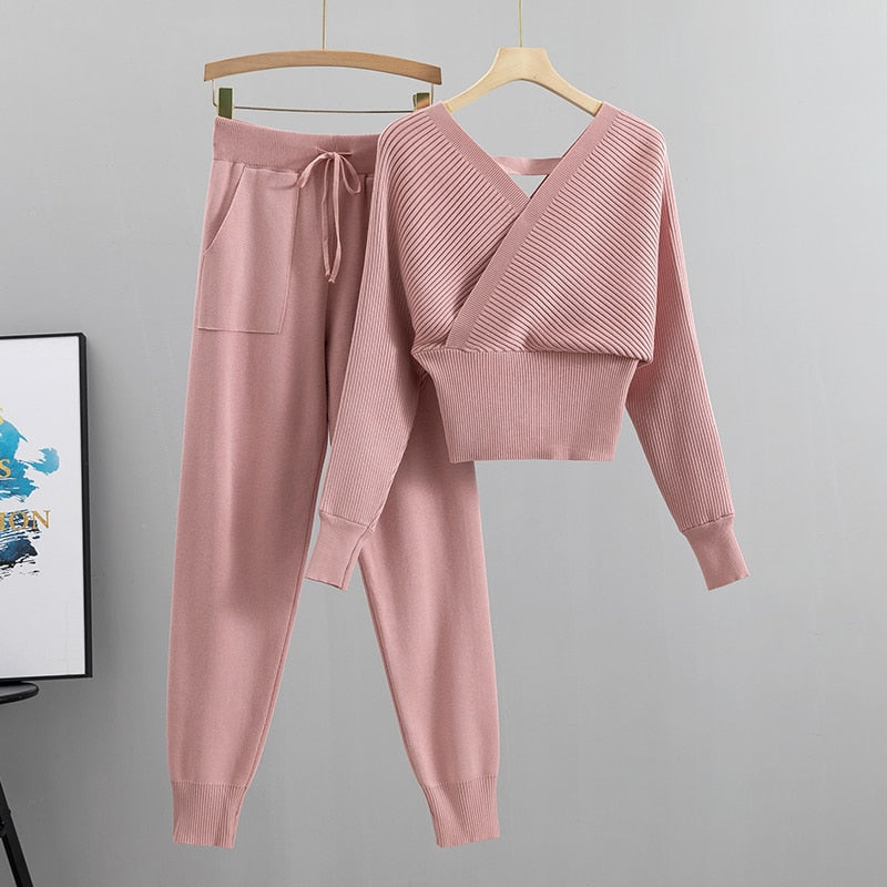 Komplet damski sweter i spodnie – casualowy zestaw dwuczęściowy