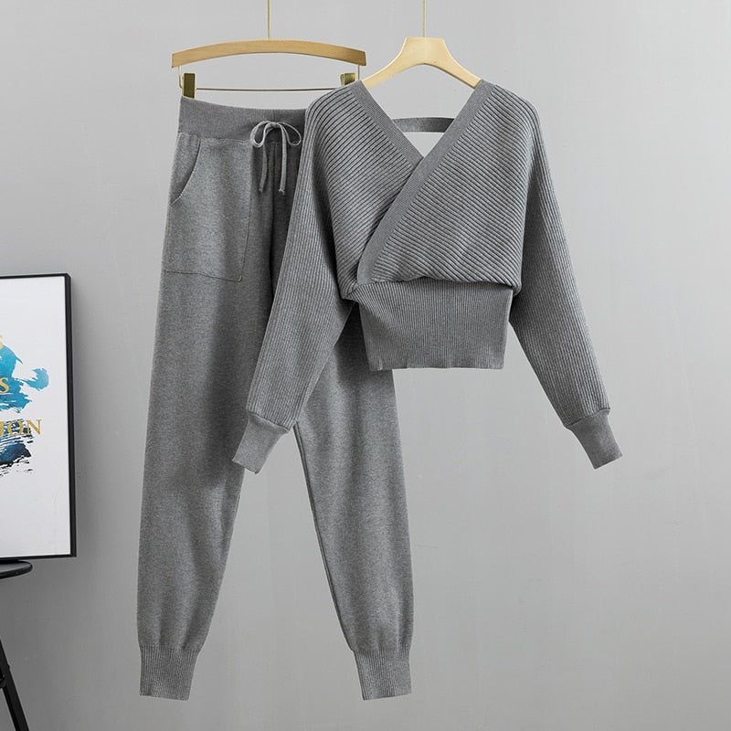Komplet damski sweter i spodnie – casualowy zestaw dwuczęściowy