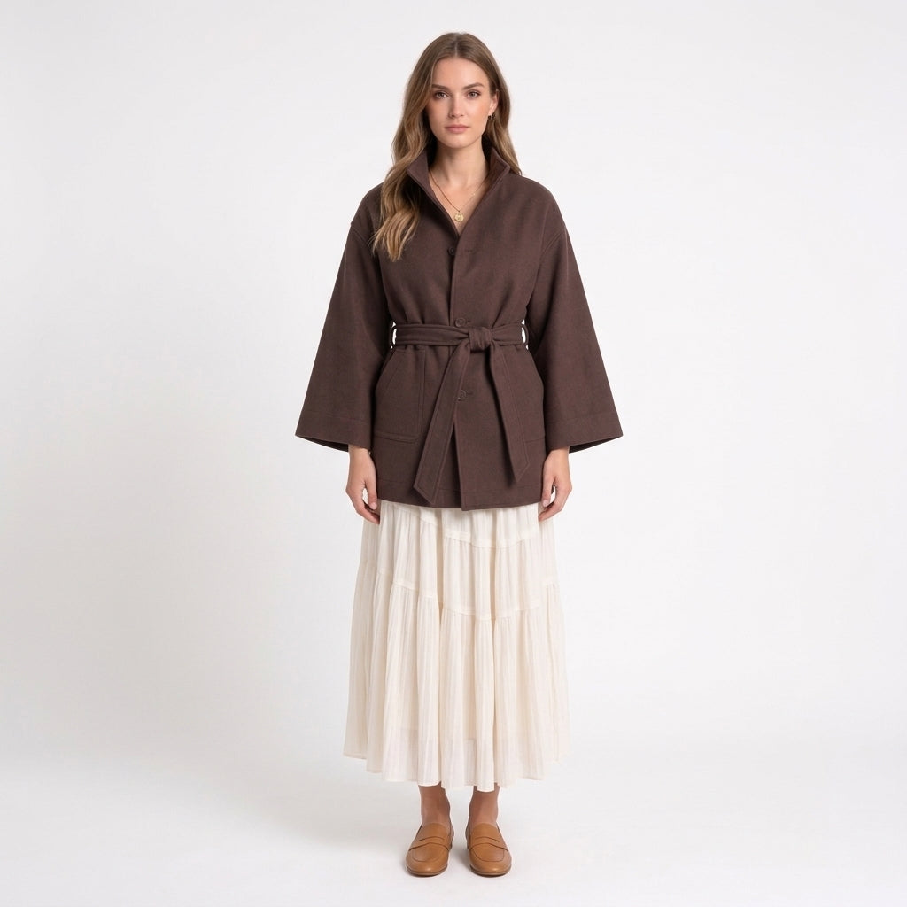 Elegancki płaszcz damski z paskiem i wysokim kołnierzem