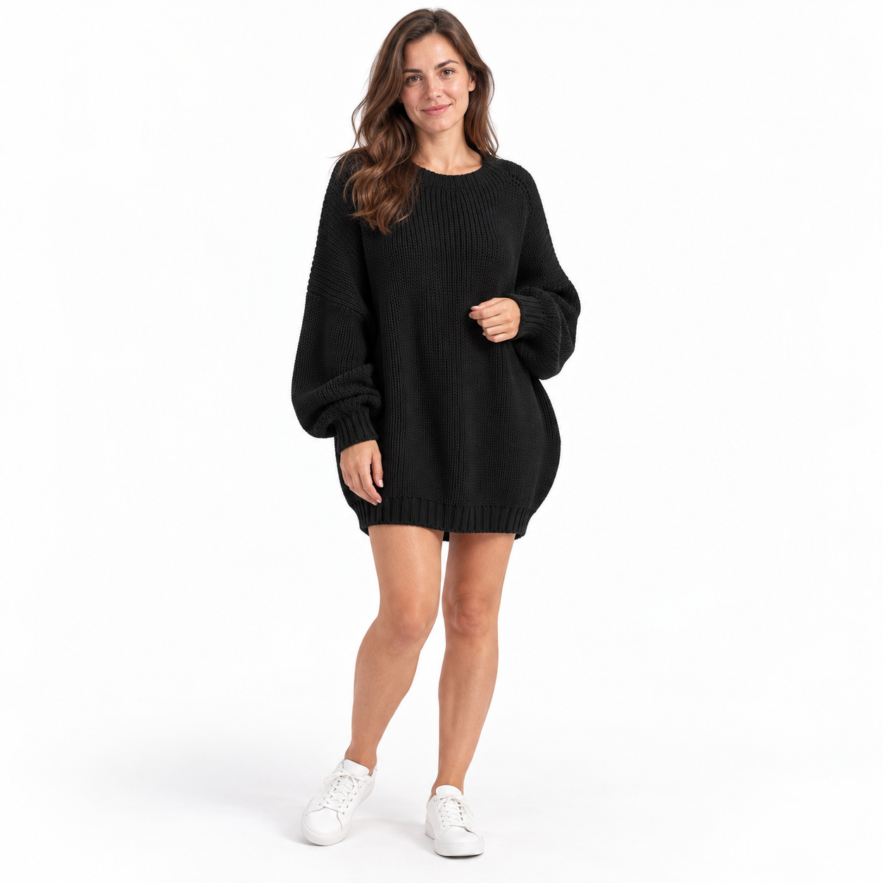 Sweter damski oversize z obniżoną linią ramion — Czarny — modelka na białym tle