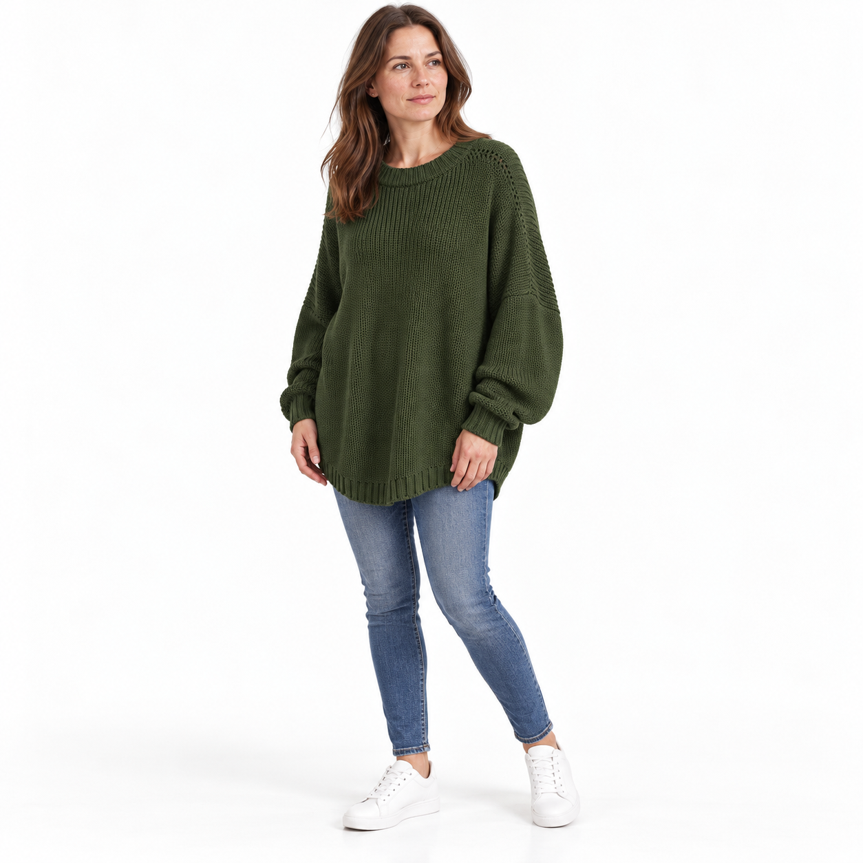 Sweter damski oversize z obniżoną linią ramion — Zielony — modelka na białym tle