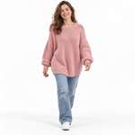 Sweter damski oversize z obniżoną linią ramion — Różowy — modelka na białym tle