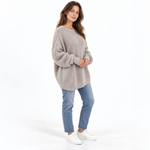 Sweter damski oversize z obniżoną linią ramion — Szary — modelka na białym tle