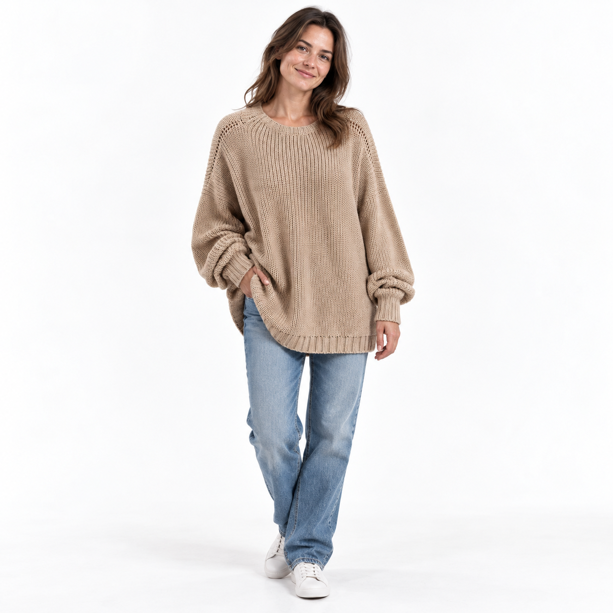Sweter damski oversize z obniżoną linią ramion — Khaki — modelka na białym tle