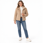 Kardigan damski na suwak z wysokim kołnierzem — Morelowy — modelka na białym tle