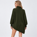 Sweter damski oversize z golfem i asymetrycznym dołem — Ciemnozielony — tył