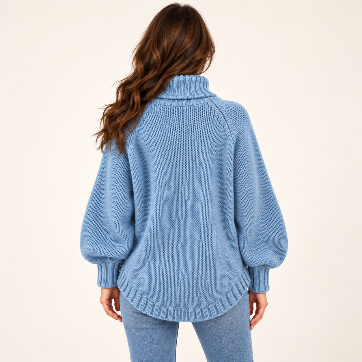 Sweter damski oversize z golfem i warkoczowym splotem – Jasnoniebieski, widok z tyłu