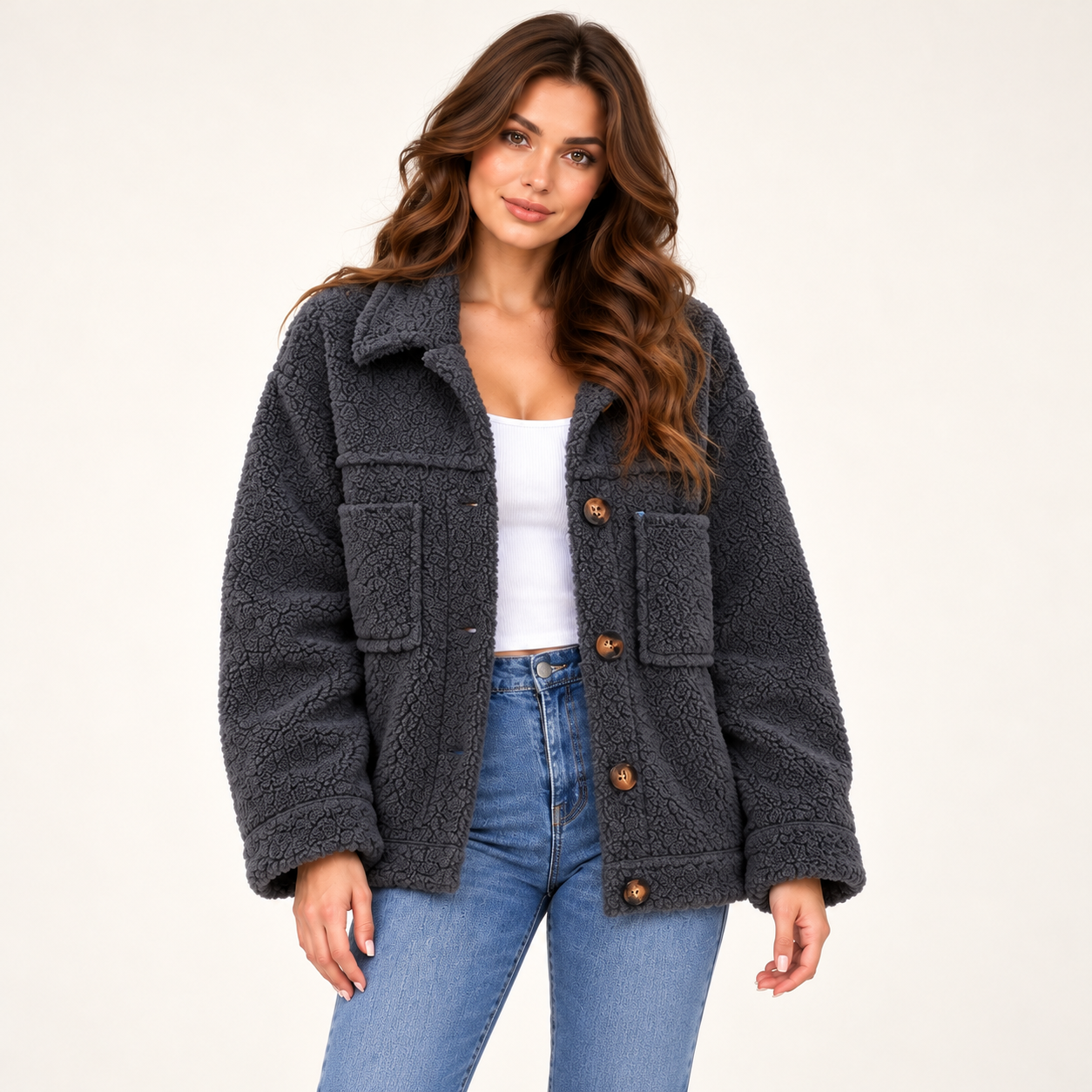 Krótka kurtka damska baranek z kołnierzykiem i kieszeniami – Czarny, widok z przodu